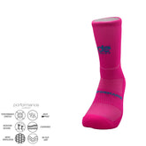 Μονή αθλητική κάλτσα για τρέξιμο performance running socks D/Q σε ροζ χρώμα με μπλε λογότυπο, σχεδιασμένη για σταθερότητα και άνεση σε κάθε διαδρομή.